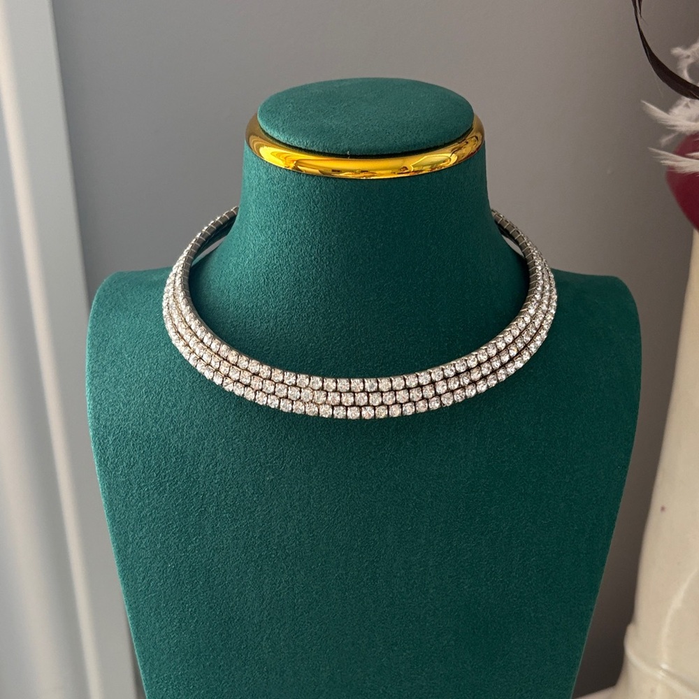 White crystal necklace in three lines